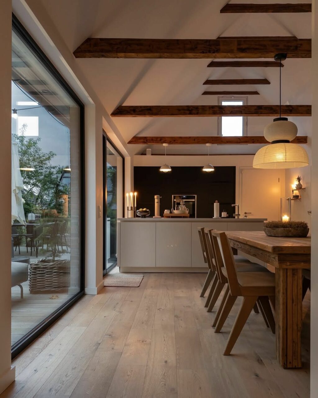 Cucina e zona pranzo con travi a vista