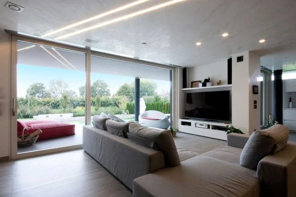 Soggiorno luminoso con ampie finestre