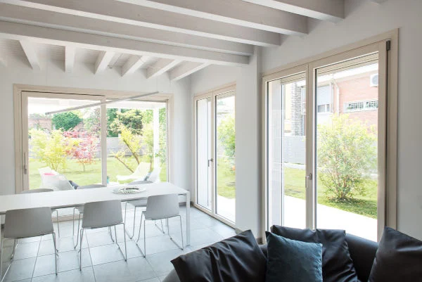 Soggiorno luminoso con ampie finestre